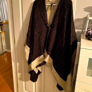 Vince Camuto cape, front closure (please see pictures)